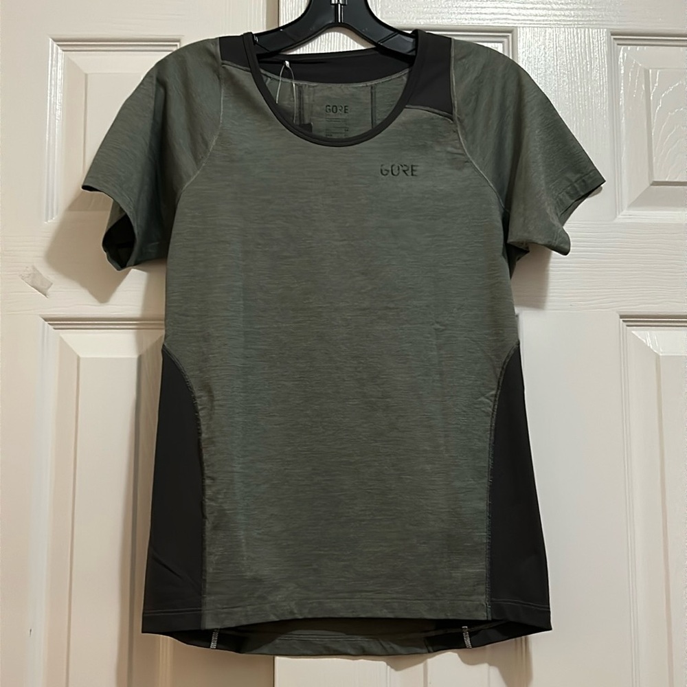 NWT women’s Gore lightweight top XS